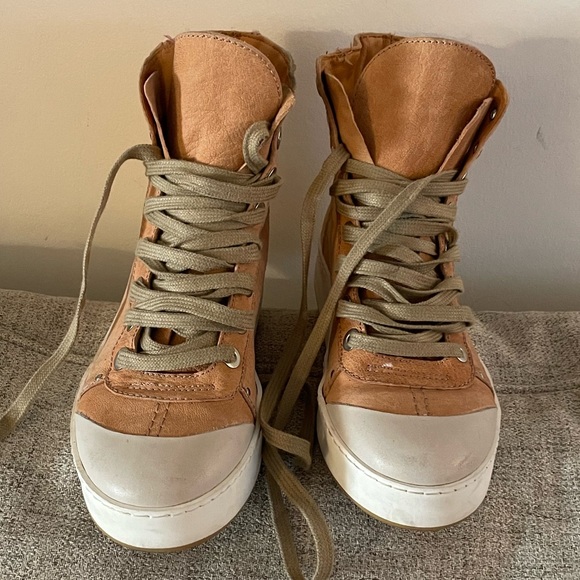 SALE BLAST  💥💥💥💥                       We The Free Saturday Sneakers - Picture 1 of 10